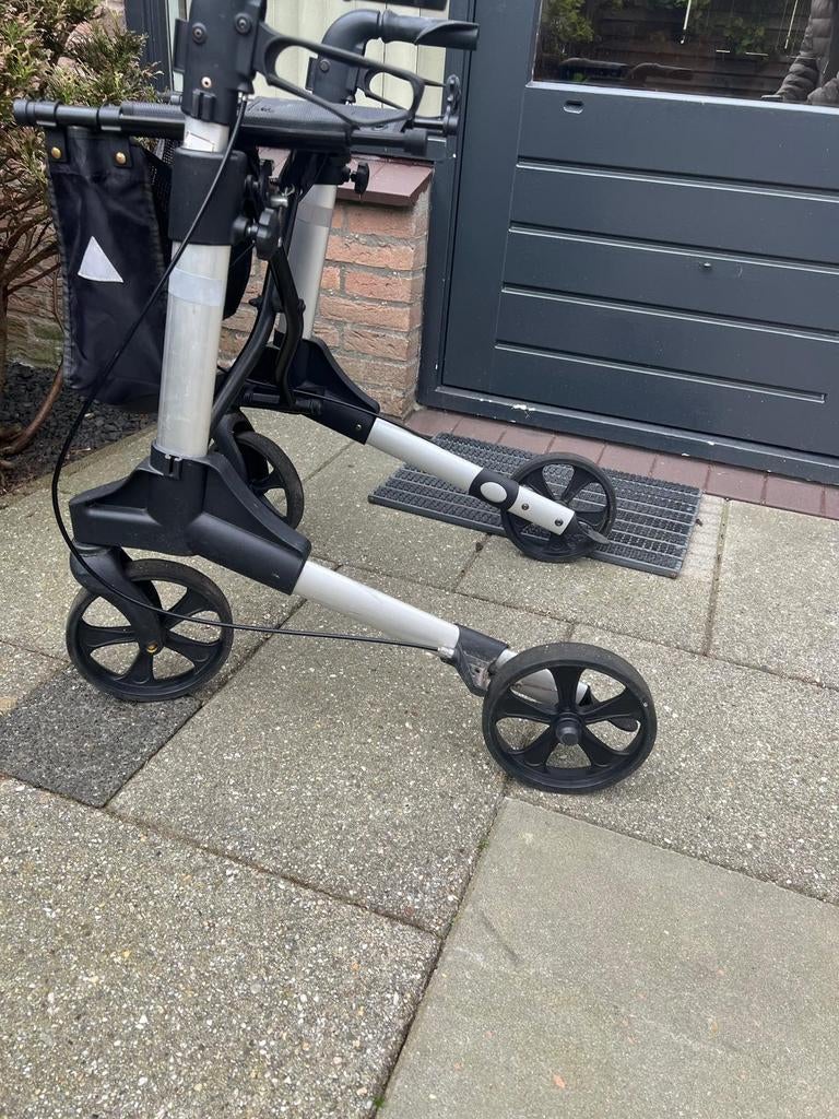 Rollator met boodschappen mandje, Diversen, Rollators, Ophalen of Verzenden, Lichtgewicht, Zo goed als nieuw