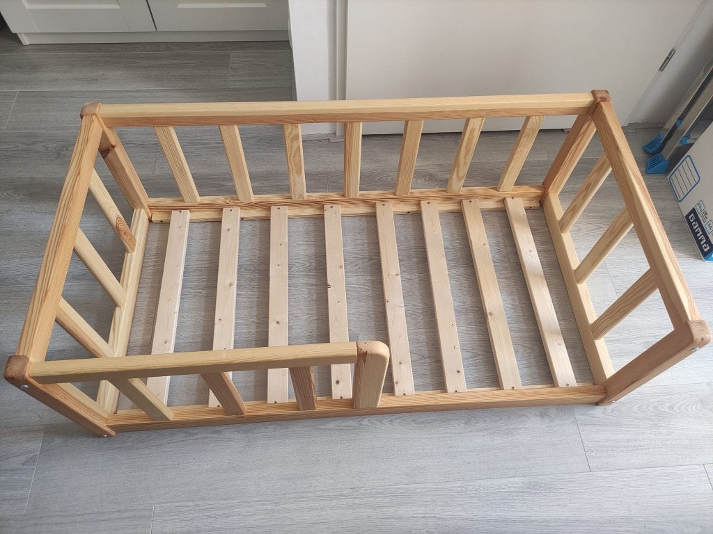 Handgemaakt vloerbed baby hout - ledikant formaat - 120 x 60, Ophalen, Zo goed als nieuw, Ledikant