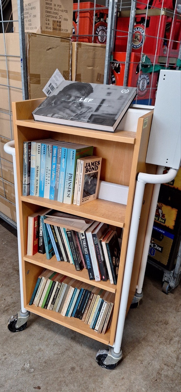 Verrijdbare Boekenkast met Geldkistje en Boeken, Ophalen