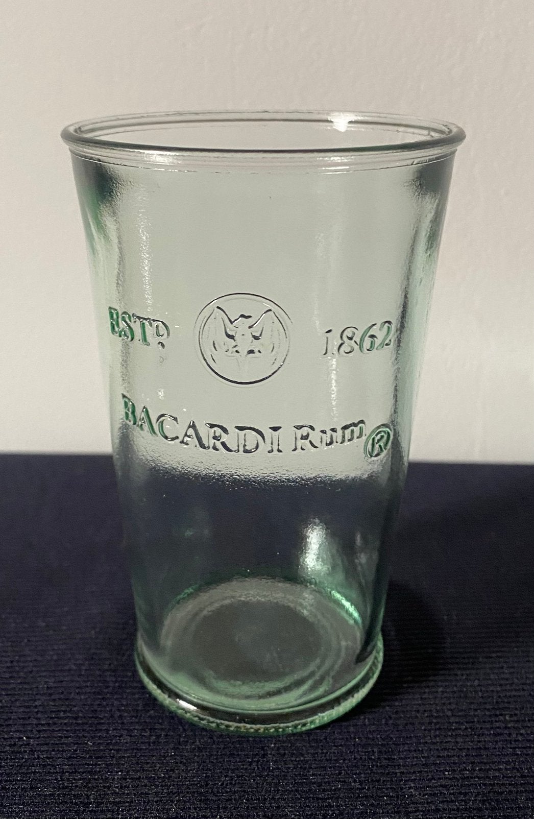 Groen glas van Bacardi. Est 1862 - logo - Bacardi rum. H.12, Ophalen of Verzenden, Zo goed als nieuw, Borrel- of Shotglas