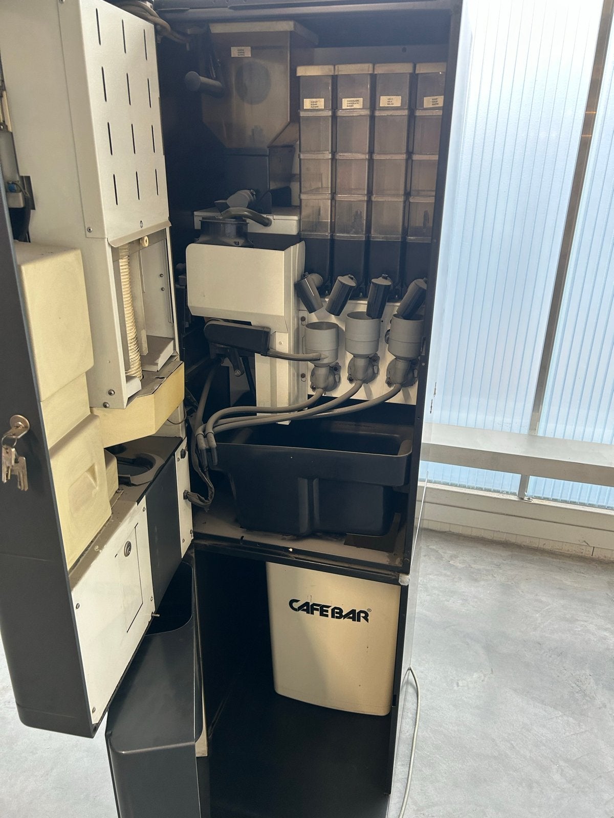 Foto 11 van Grote Etna koffiemachine met sleutels en geldbakje