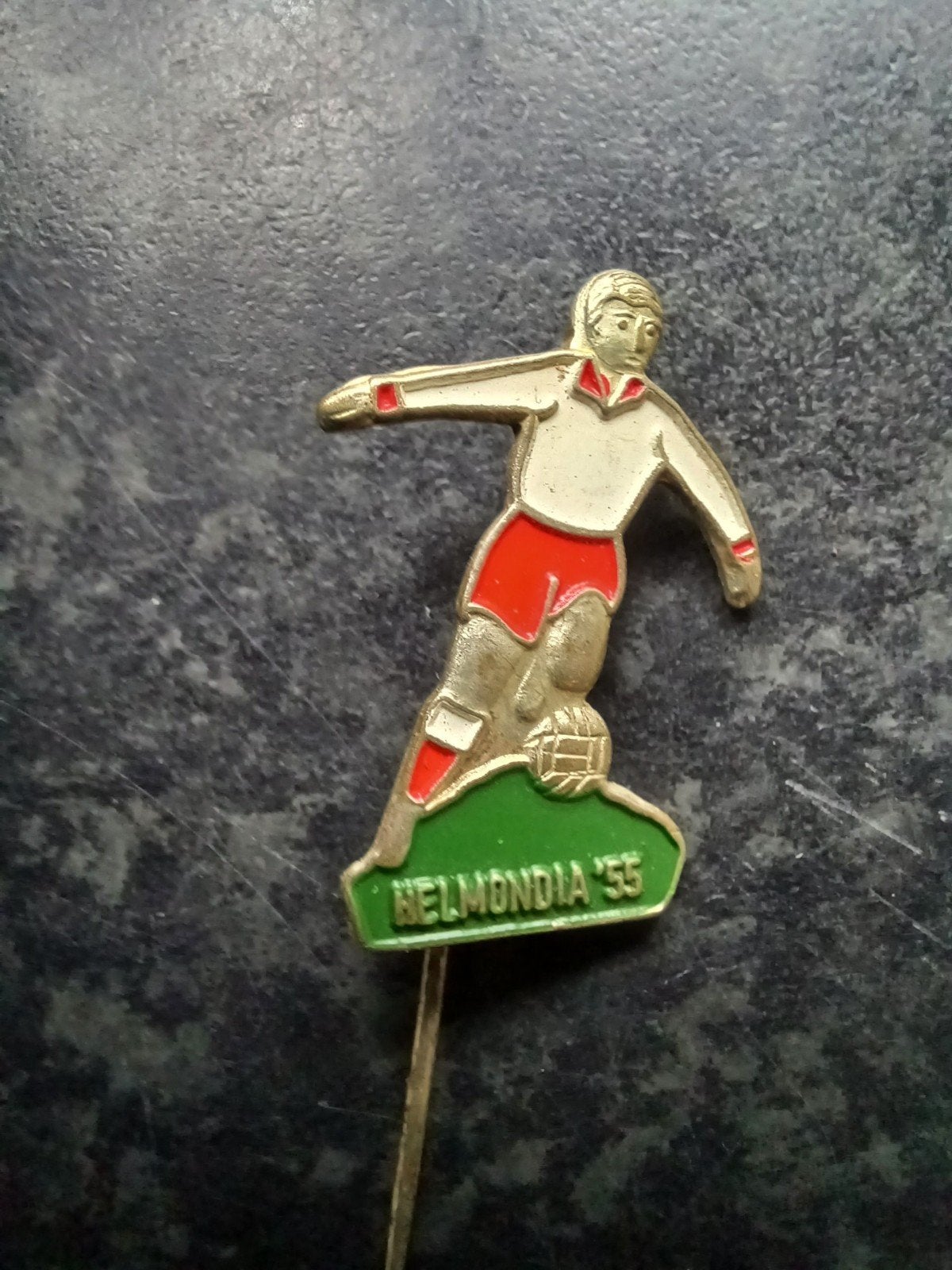 Speldje Helmondia '55 (sport voetbal Helmond voetballer), Verzamelen, Speldjes, Pins en Buttons, Ophalen, Gebruikt, Sport, Speldje of Pin