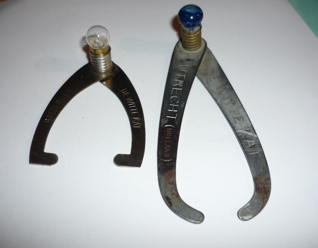 2 oude batterijen testers. De Witte Kat., Ophalen of Verzenden