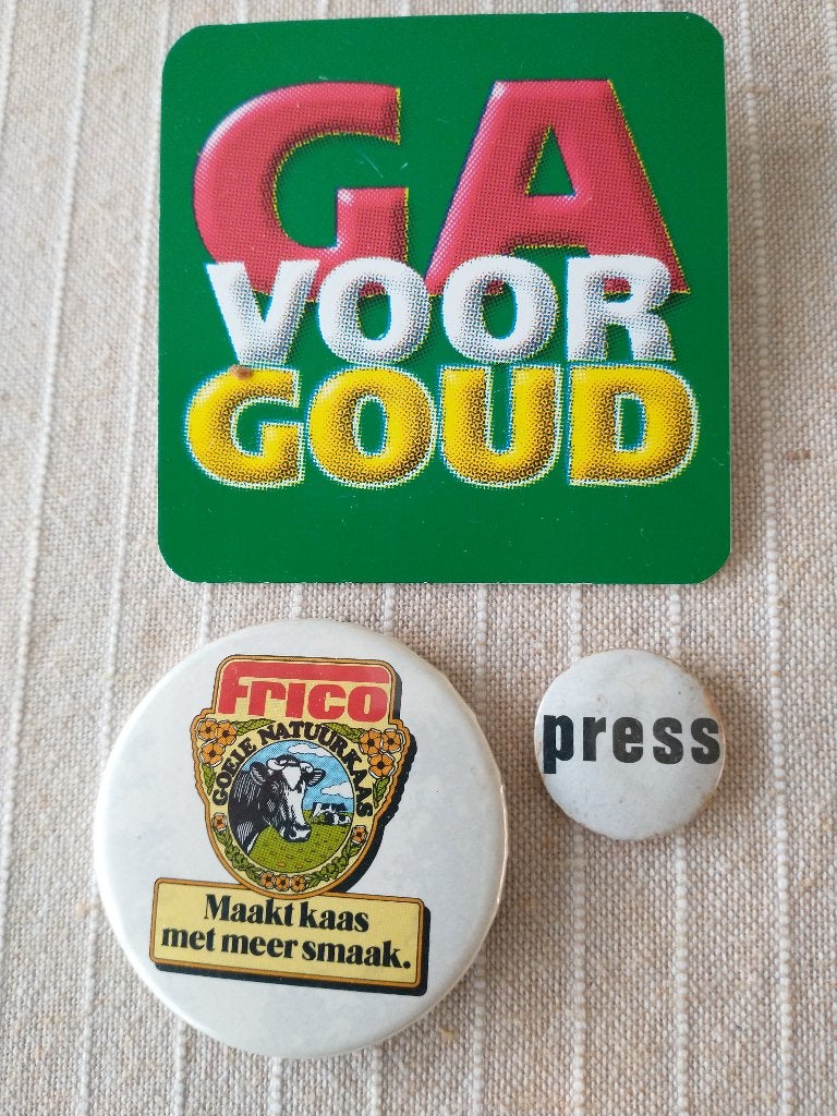 3 Spelden/Buttons: Ga voor Goud, Frico en Press, Ophalen of Verzenden, Gebruikt, Overige onderwerpen, Button