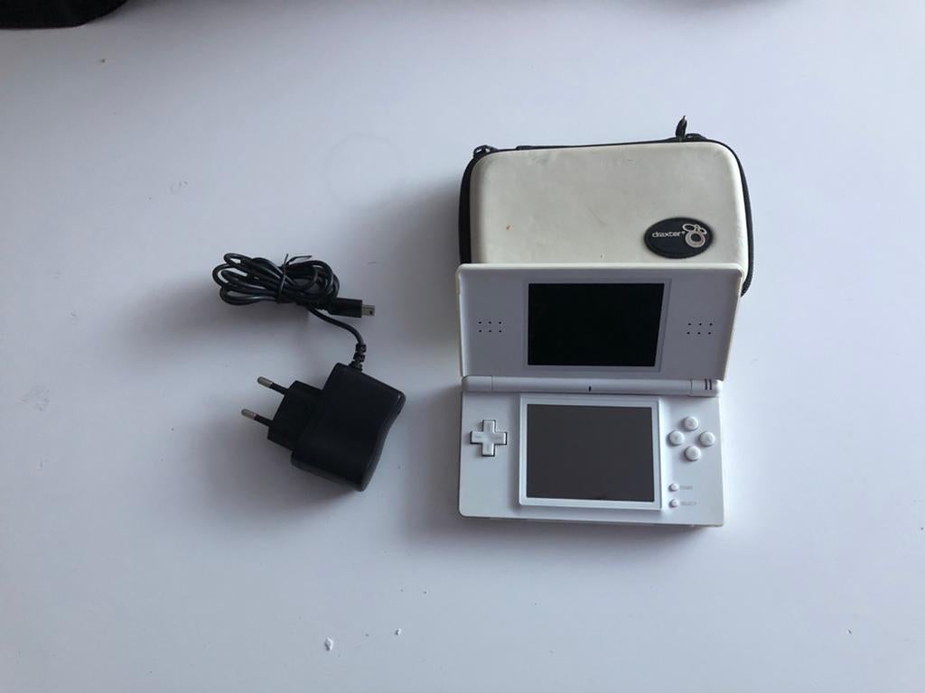 Nintendo DS Lite Wit met oplader en hoesje, Spelcomputers en Games, Spelcomputers | Nintendo DS, Gebruikt, DS Lite, Wit, Met beschermhoes of tas