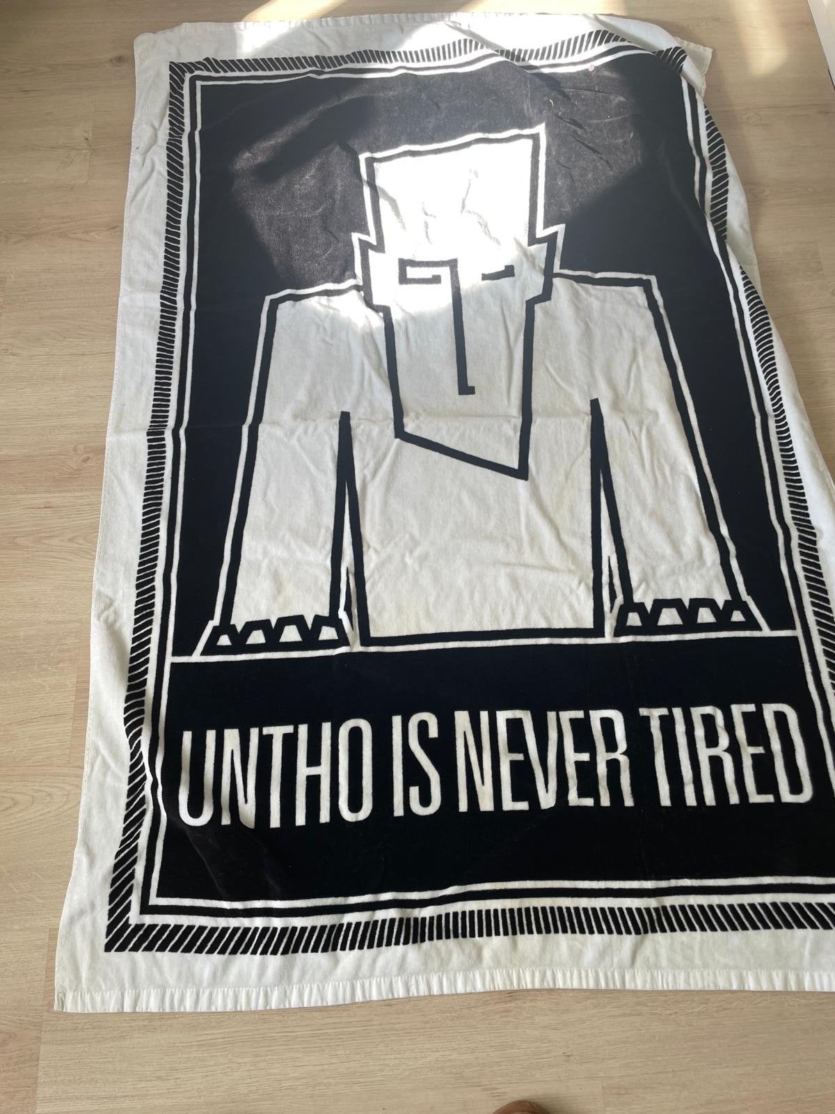 Nieuwe handdoek 100x150 cm - "UNTHO IS NEVER TIRED", Ophalen of Verzenden, Nieuw, Zwart