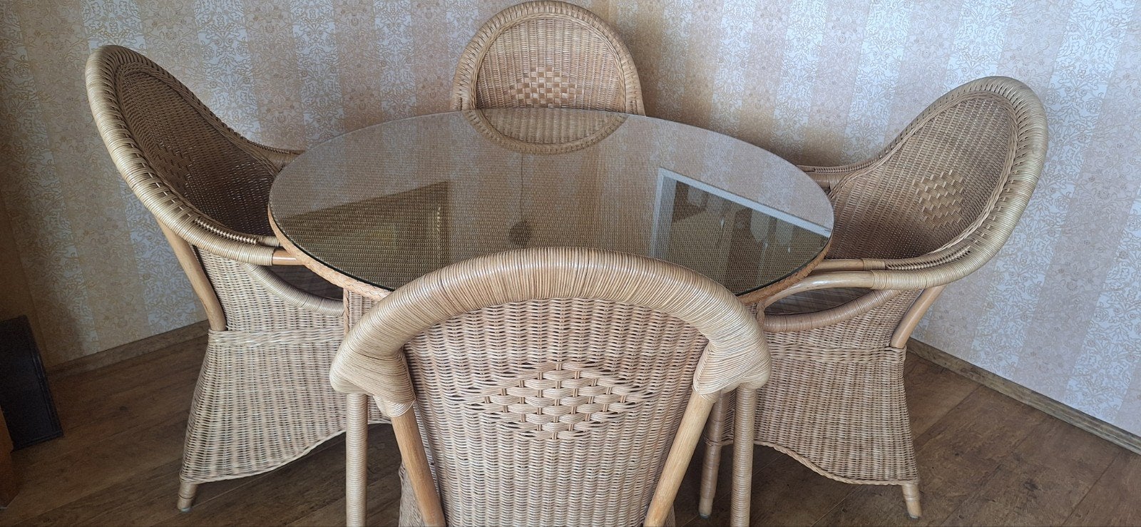 Eetkamertafel  design Jan des Bouvrie en stoelen, Ophalen