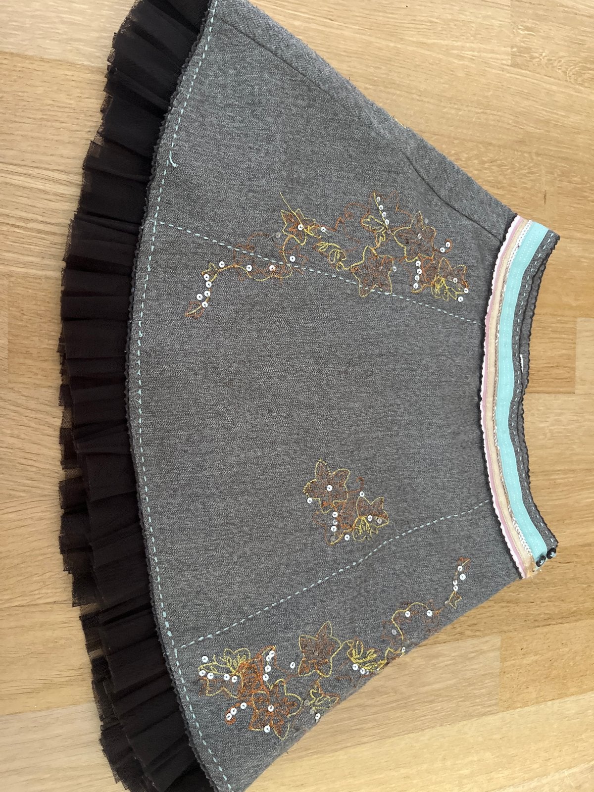 Leuke grijze rok met borduursels en tule, maat 116, Ophalen of Verzenden, Maat 34 (XS) of kleiner, Grijs, Gedragen