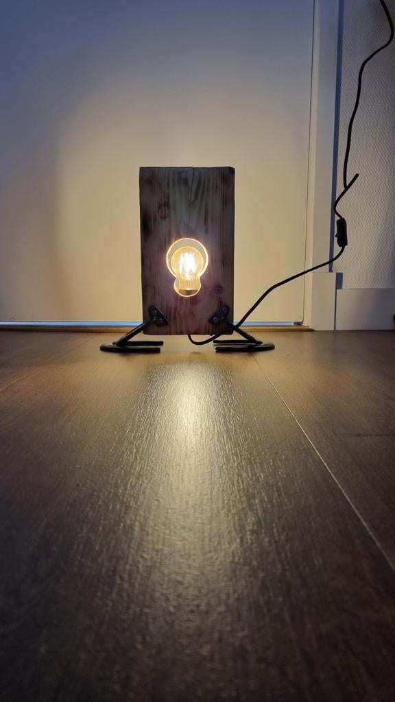 Unieke handgemaakte tafellamp van hout en metaal, Gebruikt, Industrieel, Rustiek, Handgemaakt, Ophalen of Verzenden, Minder dan 50 cm