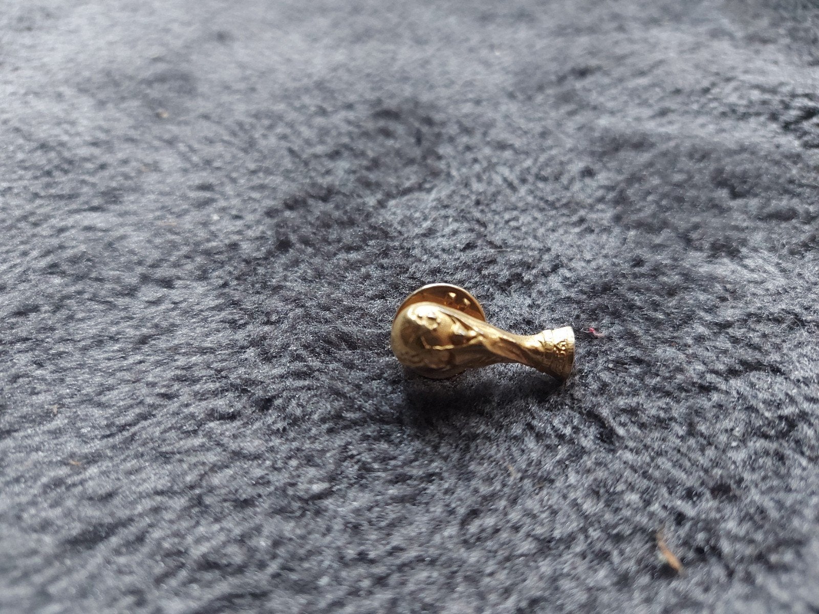 WK Beker Pin - Gouden Voetbal Trofee Speldje, Ophalen of Verzenden, Zo goed als nieuw, Sport, Speldje of Pin