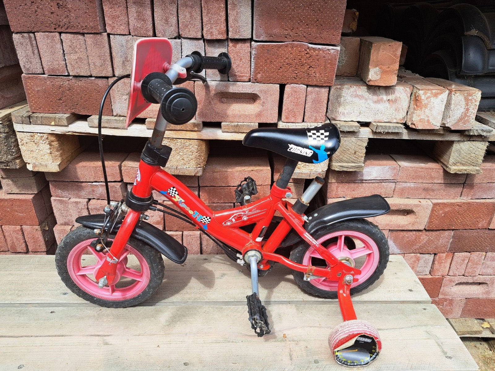 Peuterfiets rood/zwart met zijwielen - Gebruikt maar heel, Ophalen, Gebruikt, Minder dan 16 inch, Zijwieltjes