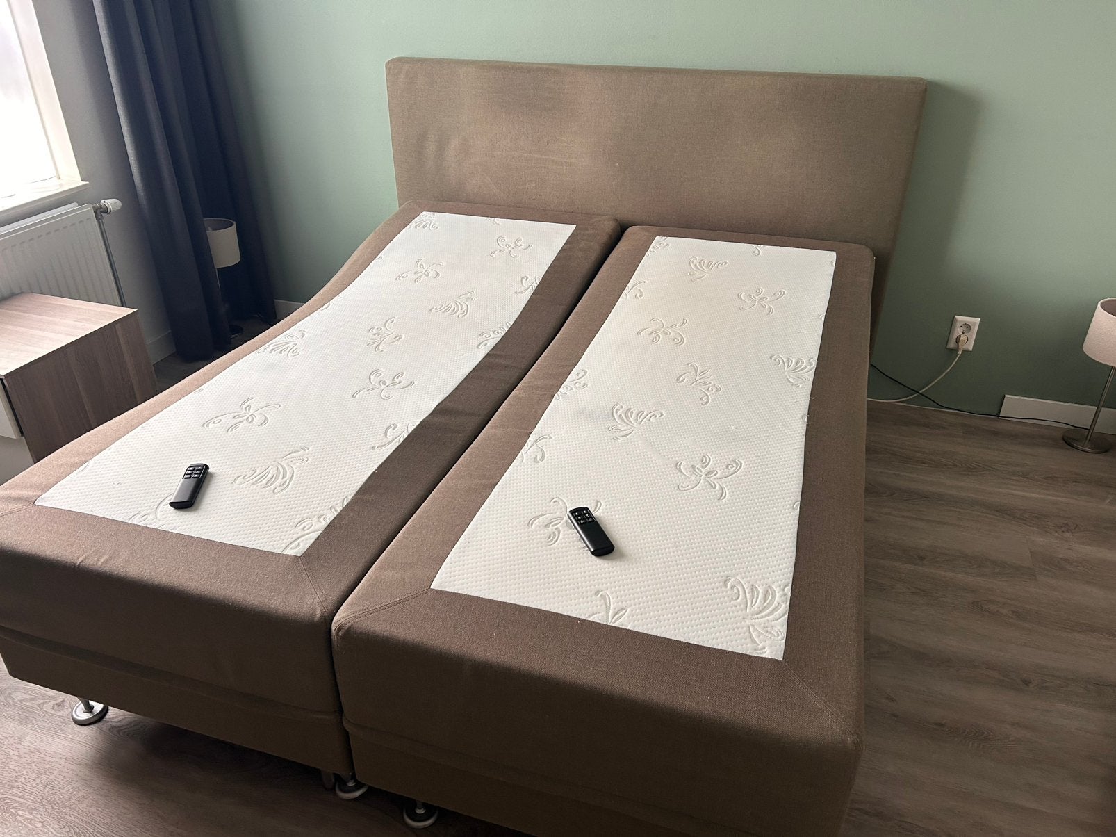Gratis! Swiss Sense elektrisch verstelbare boxspring160x200c, Huis en Inrichting, Gebruikt, Bruin, Tweepersoons, Ophalen of Verzenden