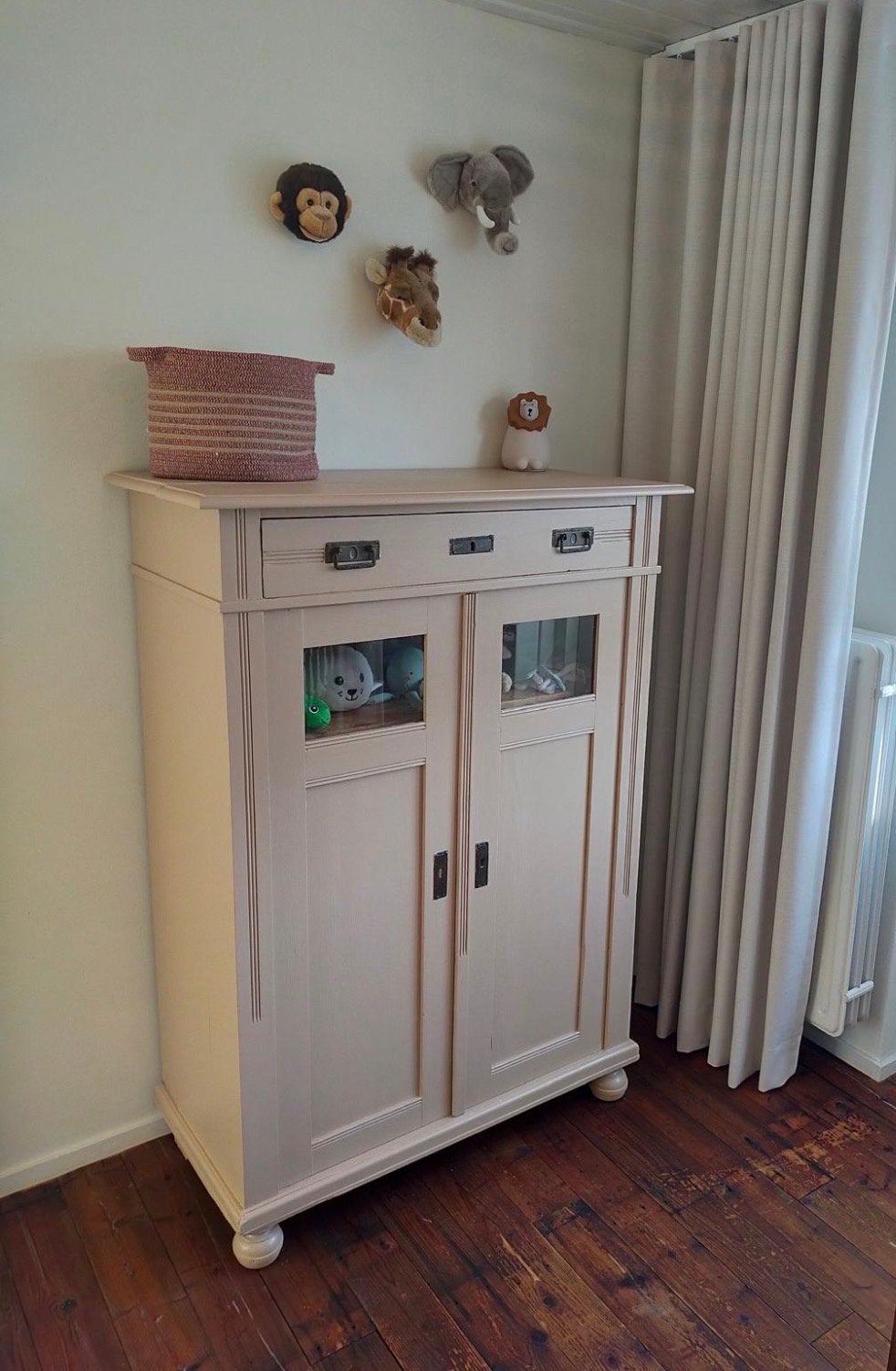 Crèmekleurige kast met lade en glazen deuren, Ophalen, 100 tot 150 cm, 50 tot 100 cm, Zo goed als nieuw