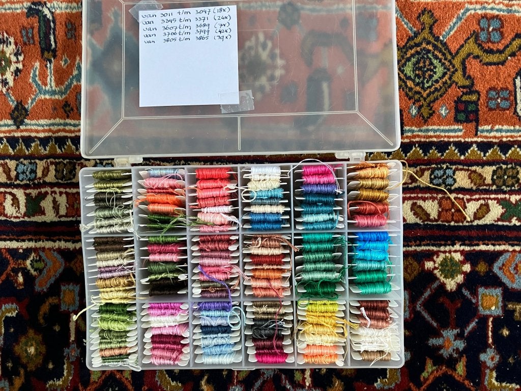 DMC nrs.3011 ev Grote set borduurgaren in handige opbergdoos, Ophalen of Verzenden, Gebruikt, Handborduren, Borduurgaren of Zijde