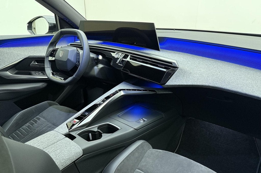 Peugeot e-3008 GT Avantage 210 73 kWh | Trekhaak | Panoramic, Auto's, Peugeot, 213 pk, SUV of Terreinwagen, Zilver of Grijs, Startonderbreker