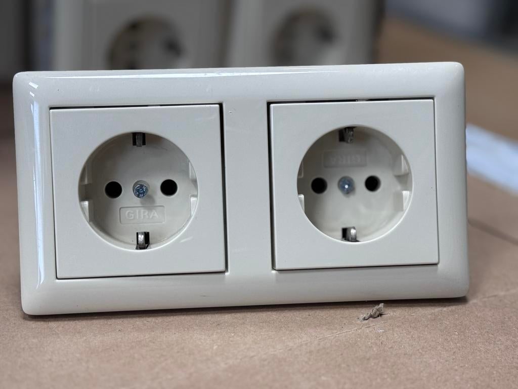 23x GIRA Duo Stopcontact (creme wit, voorbedraad, geaard), Ophalen of Verzenden, Zo goed als nieuw, Stopcontact
