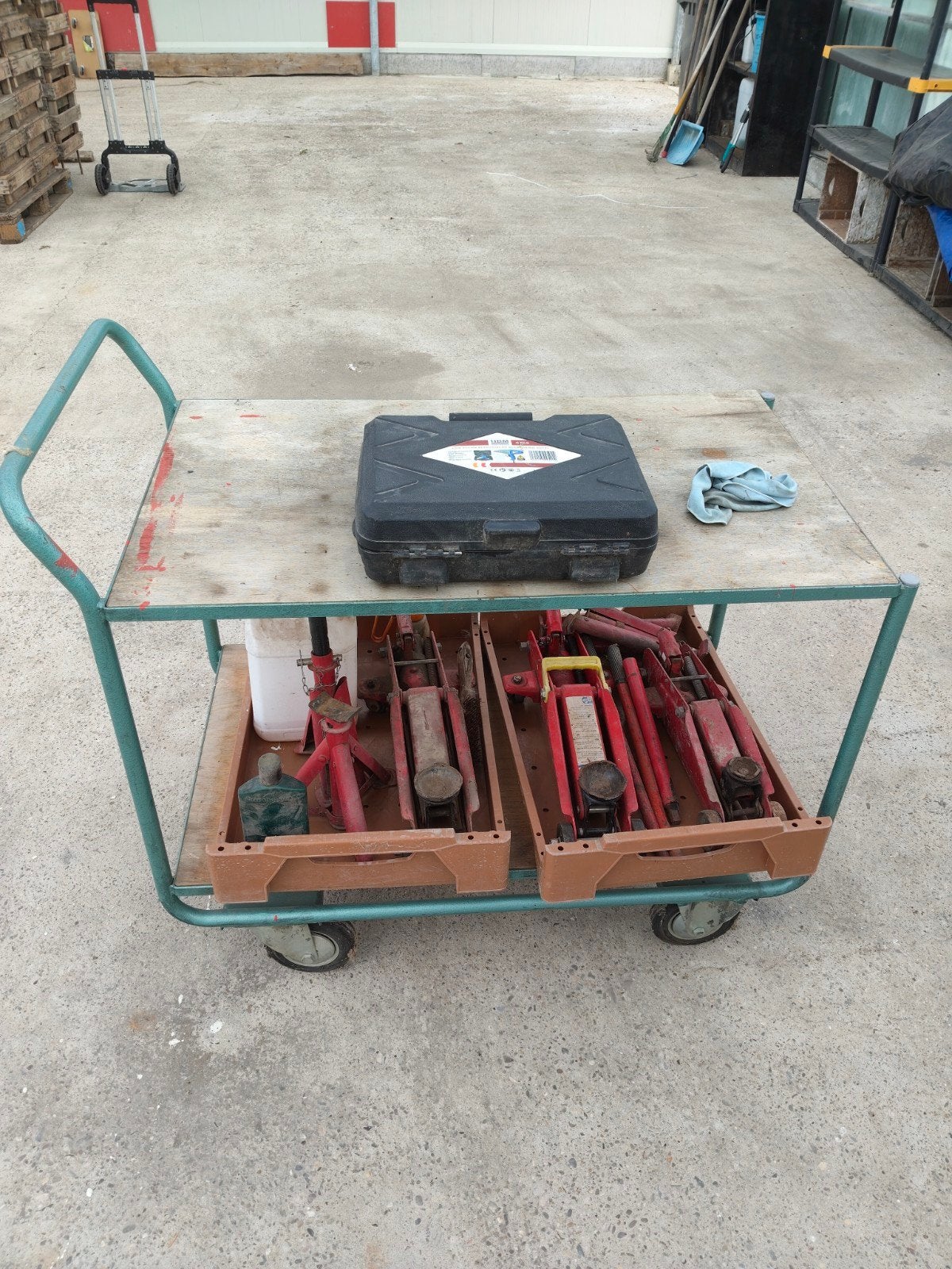 Overtoom garagekar met autogereedschap, Ophalen, Zo goed als nieuw