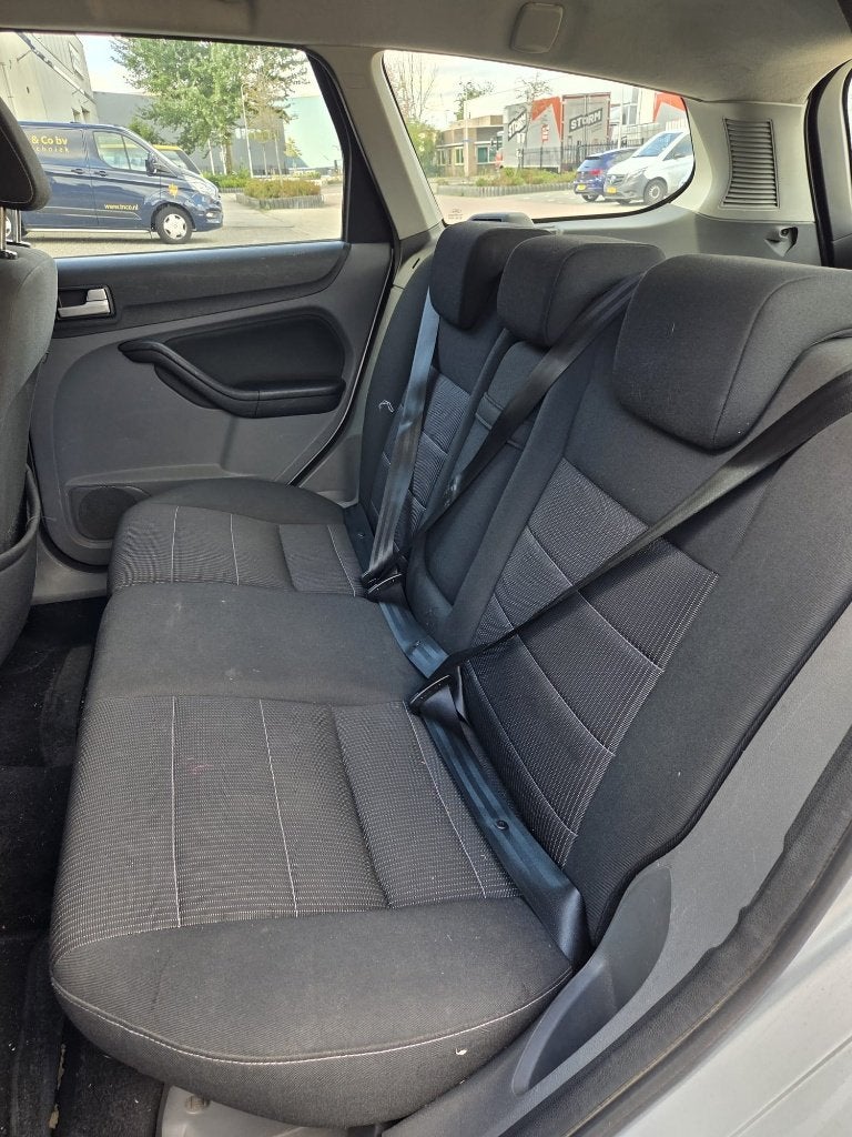 Foto 7 van Ford Focus 1.8 92KW Wagon 2010 Grijs