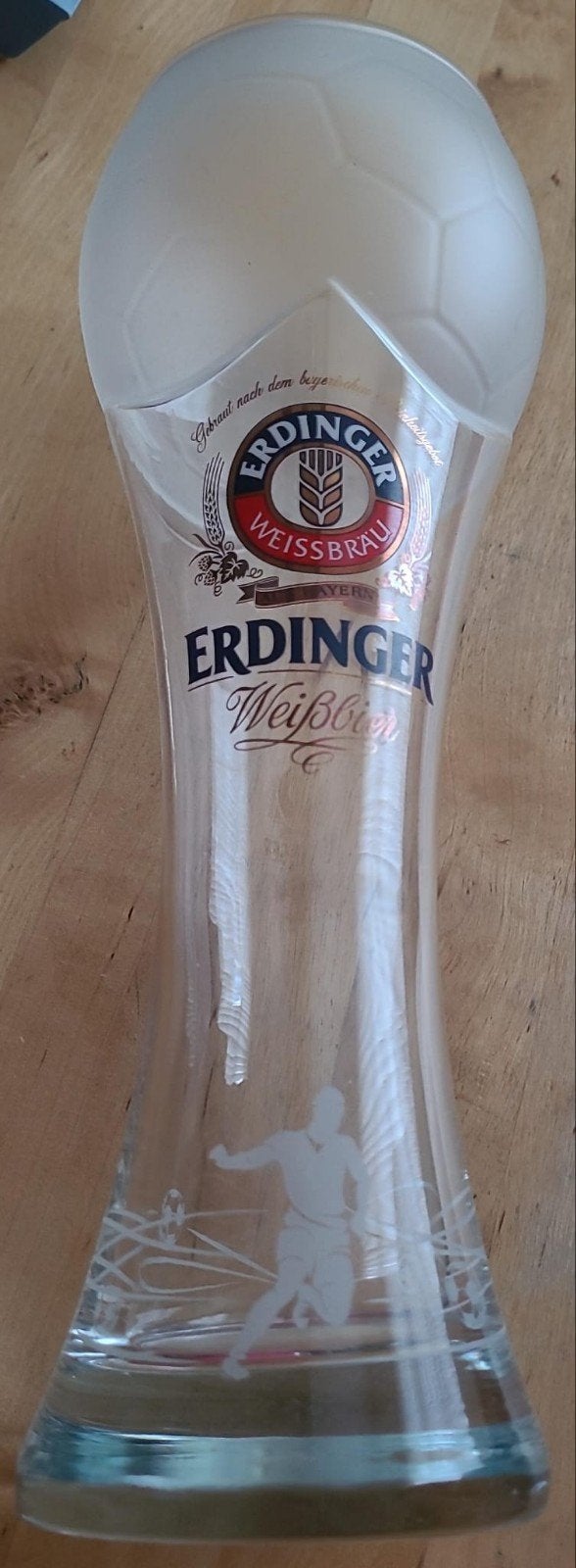 Erdinger halve liter glas voetbalvorm ek wk, Verzamelen, Ophalen of Verzenden, Zo goed als nieuw, Glas of Glazen, Overige merken