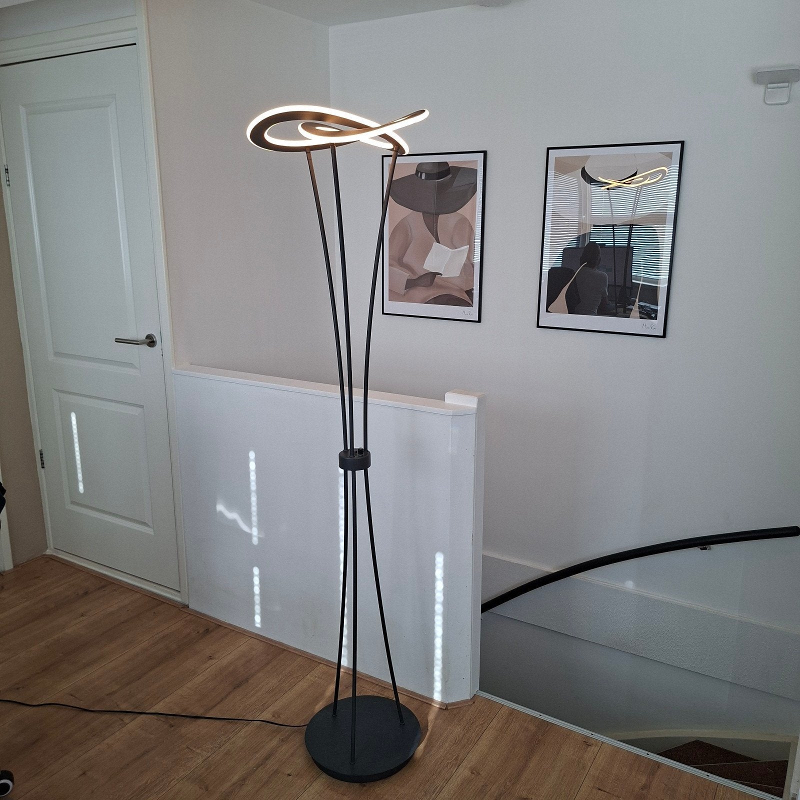 Moderne LED Vloerlamp met Uniek Design, Ophalen, Modern, Design, Abstract, Overige fittingen, Zo goed als nieuw
