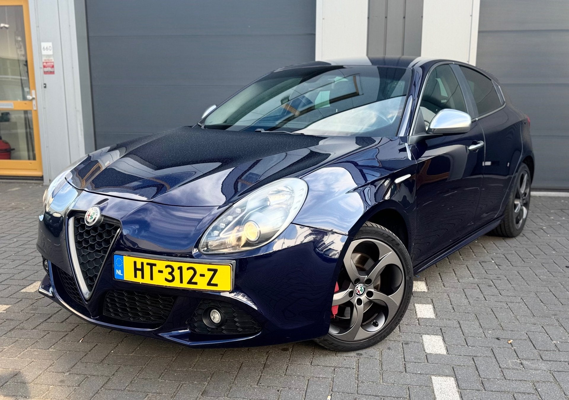 Alfa Romeo Giulietta 1.4 T Distinctive, Auto's, Alfa Romeo, Euro 5, 4 cilinders, Blauw, Leder en Stof