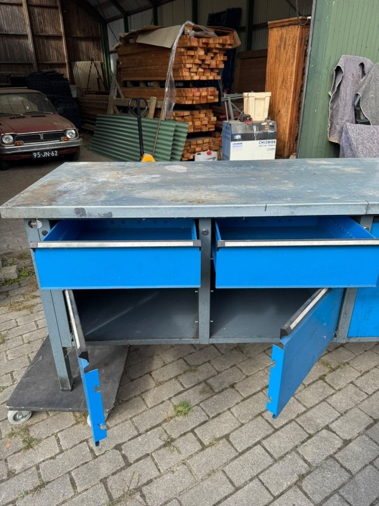 Foto 3 van Robuuste werkbank met lades en opbergruimte