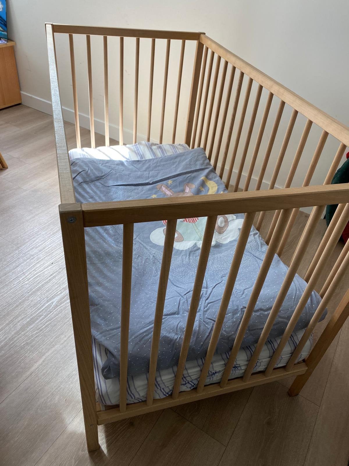 Kinderledikantje met matras en dekbed, Ophalen, Zo goed als nieuw