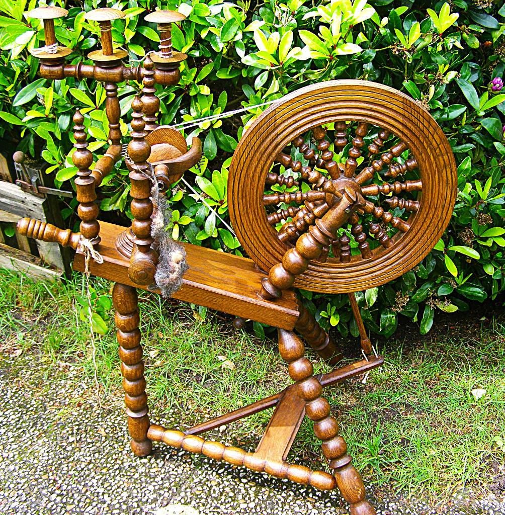 Goedwerkend liggend eiken spinnewiel schapenwol spinnen, Hobby en Vrije tijd, Spinnewielen en Spinnen, Ophalen, Gebruikt, Spinnewiel