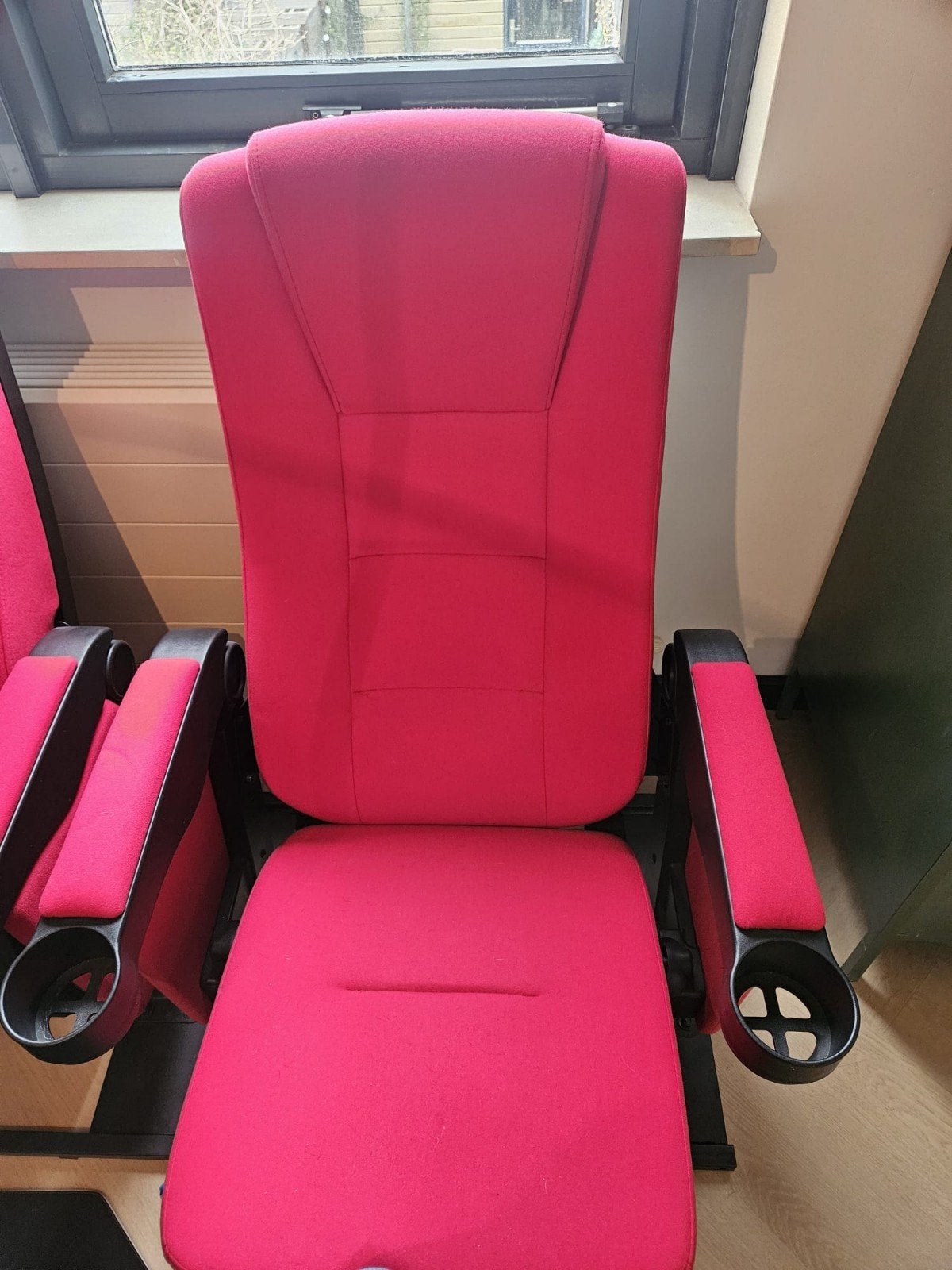 Comfortabele rode bioscoopstoel met bekerhouders, Ophalen, Kunststof, Zo goed als nieuw, Bioscoop, Modern