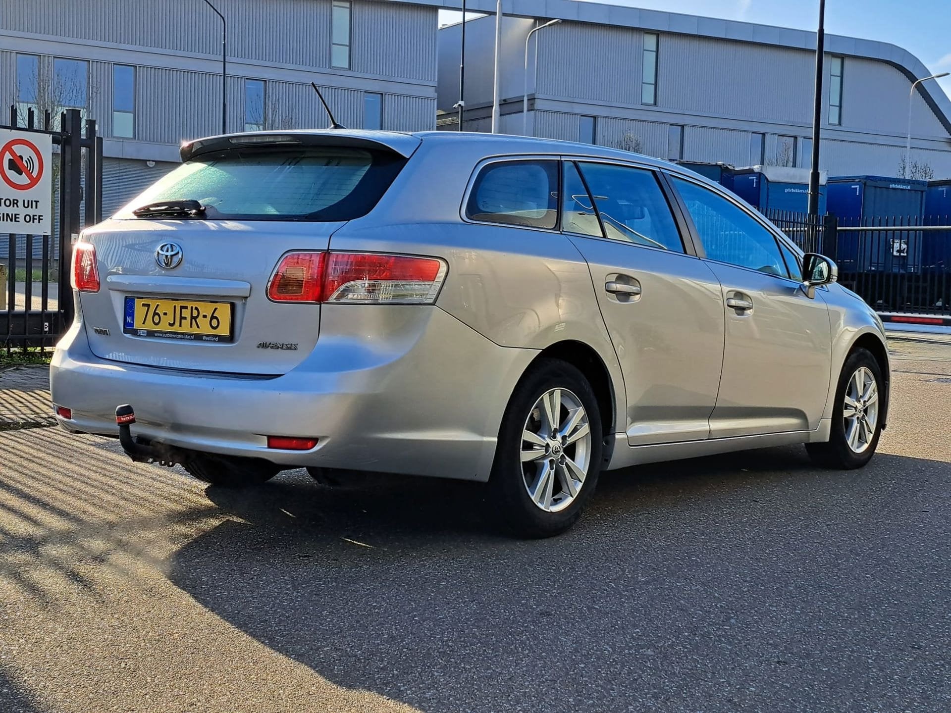 Toyota Avensis Wagon 1.8 VVTi Dynamic Export, Auto's, Toyota, 4 cilinders, Origineel Nederlands, Handgeschakeld, Grijs