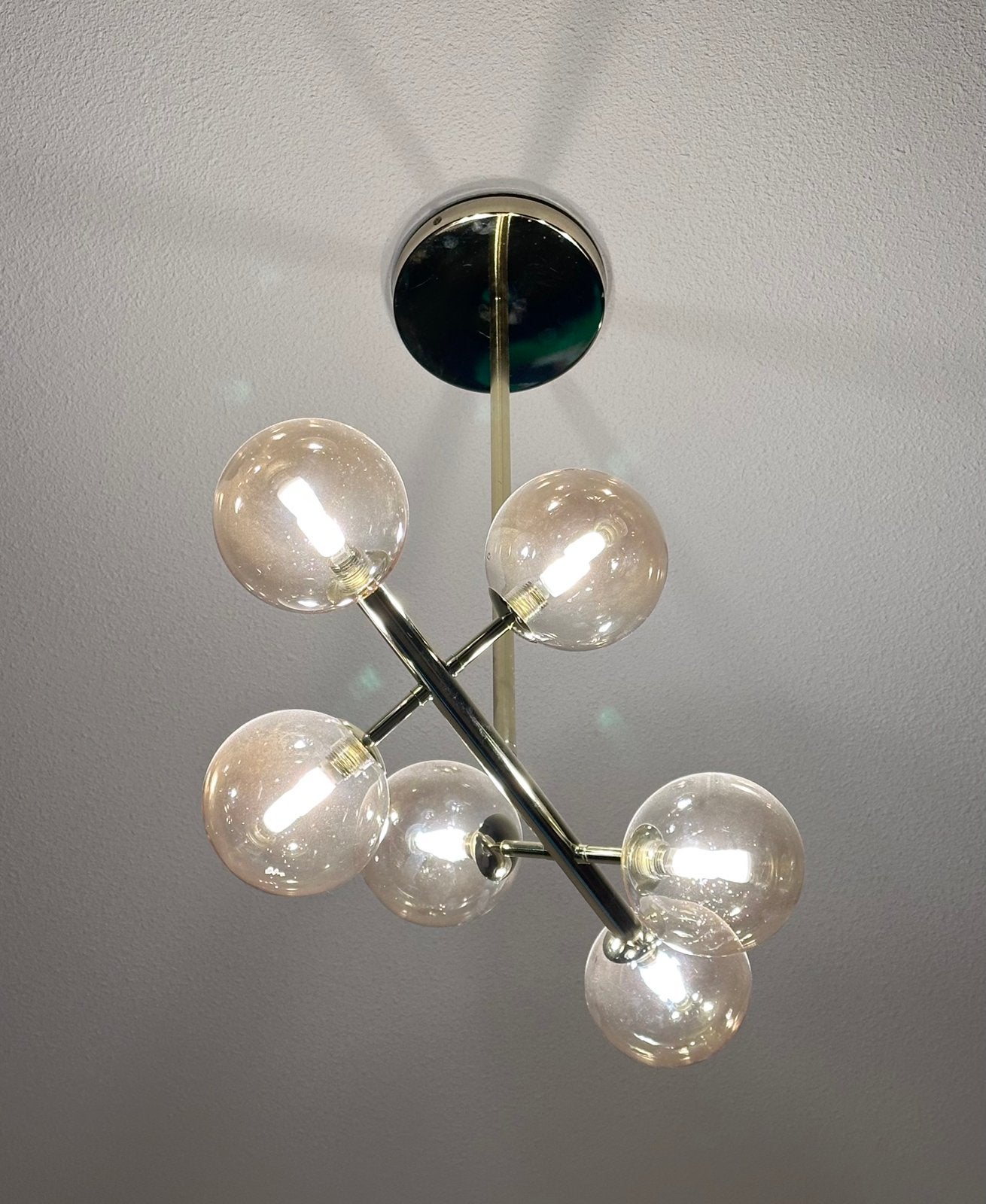 Gouden hanglamp met 6 glazen bollen, Huis en Inrichting, Lampen | Hanglampen, Ophalen, Zo goed als nieuw, Glas, 50 tot 75 cm