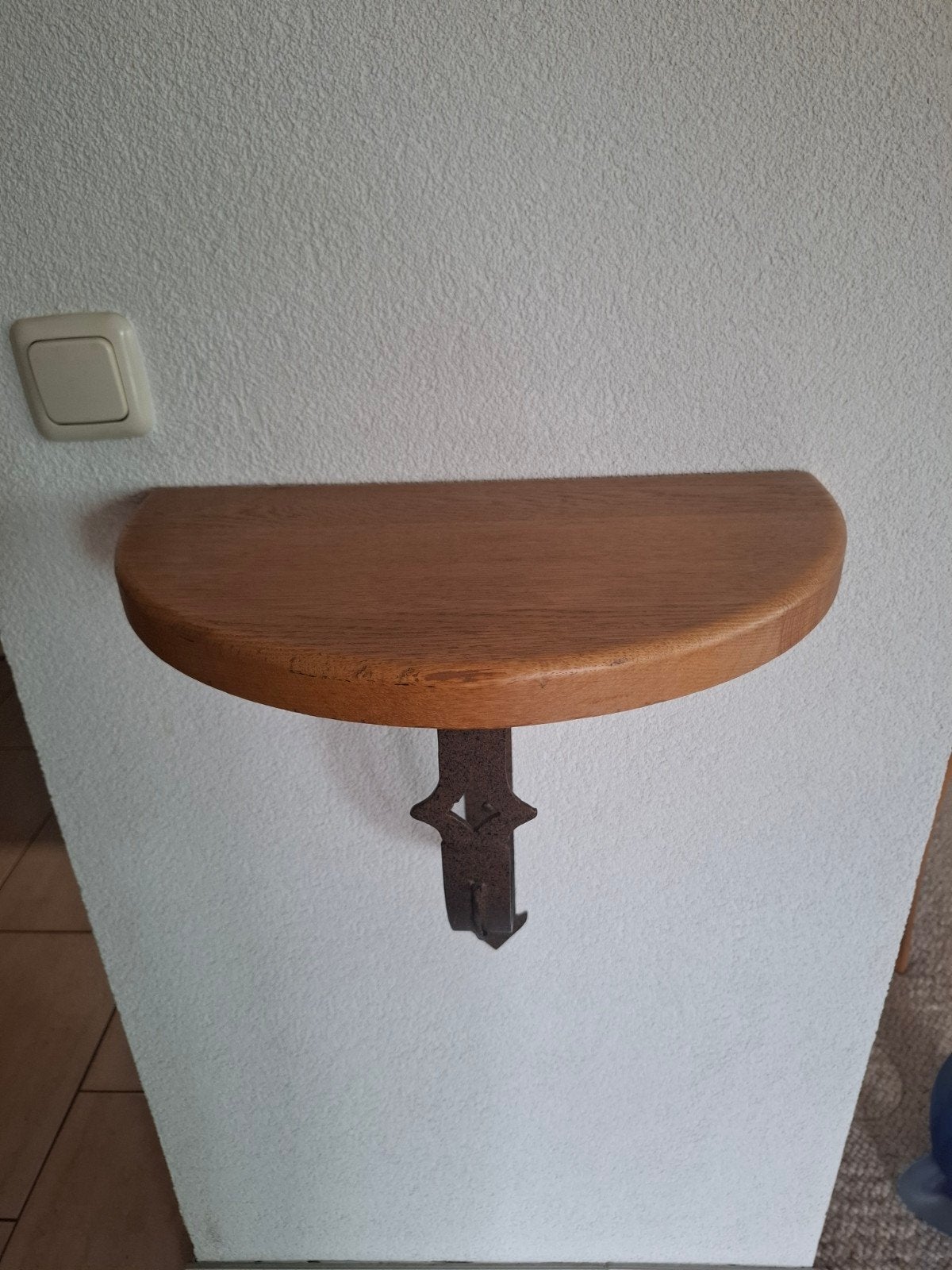 massief eiken wandplankje half rond met smeedijzeren beugel, Ophalen, Zo goed als nieuw