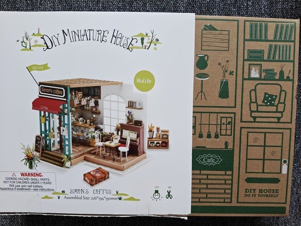 DIY Miniatuur Huisje - Simon's Coffee Shop met LED, Hobby en Vrije tijd, Knutselen, Ophalen of Verzenden, Nieuw