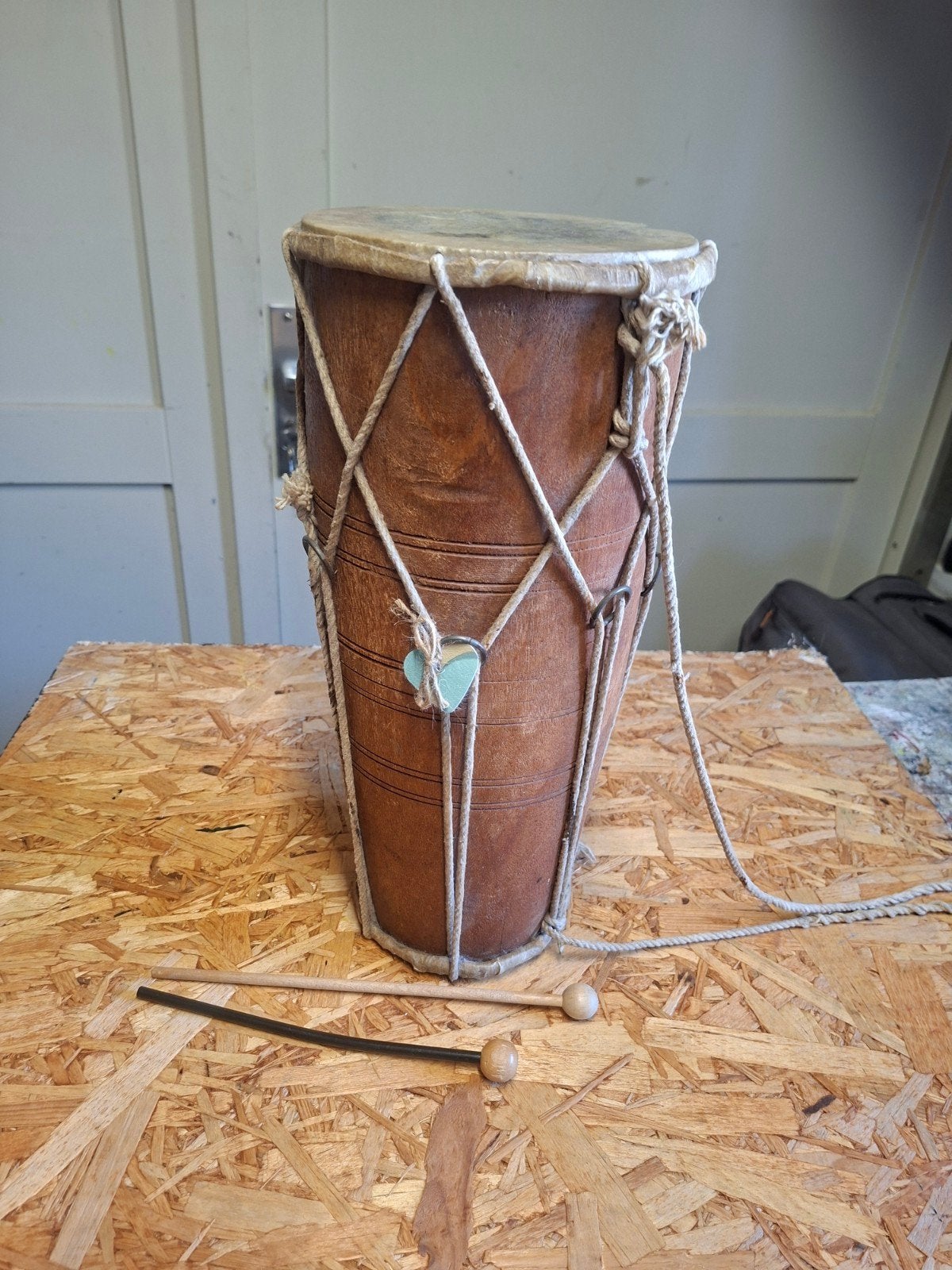 Indiase Dholak handtrommel met stokken, Antiek en Kunst, Ophalen of Verzenden