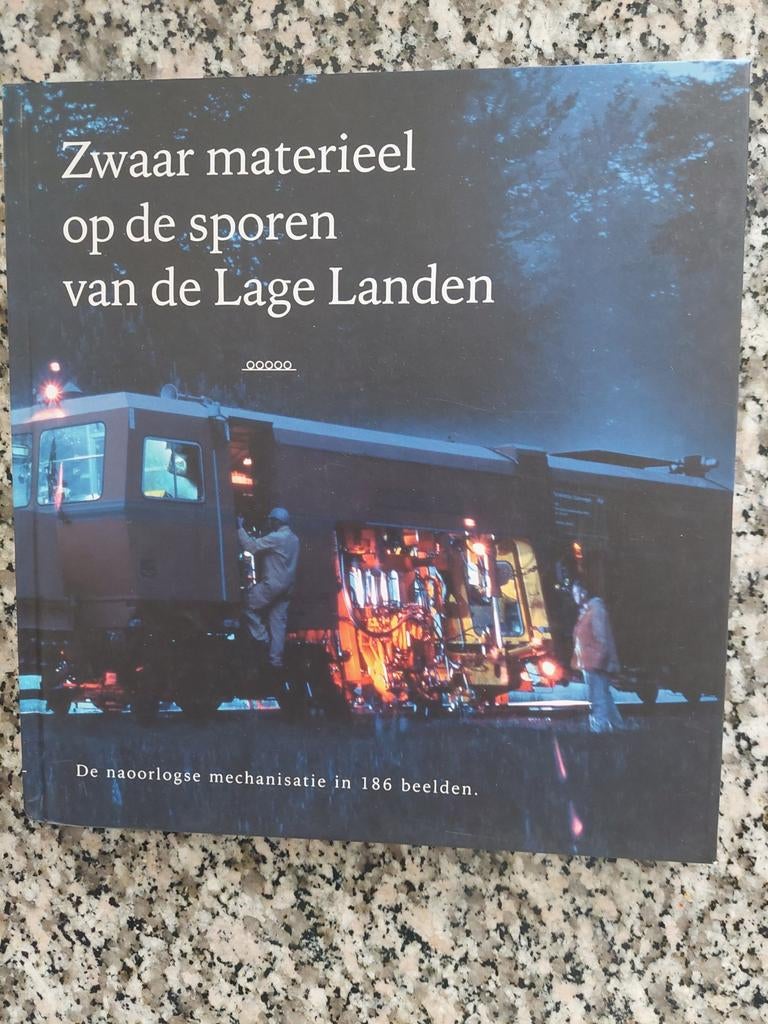 ZWAAR MATERIEEL OP DE SPOREN VAN DE LAGE LANDEN  STRUKTON/NS, Boeken, Ophalen of Verzenden, Zo goed als nieuw, Ns  STRUKTON, Trein