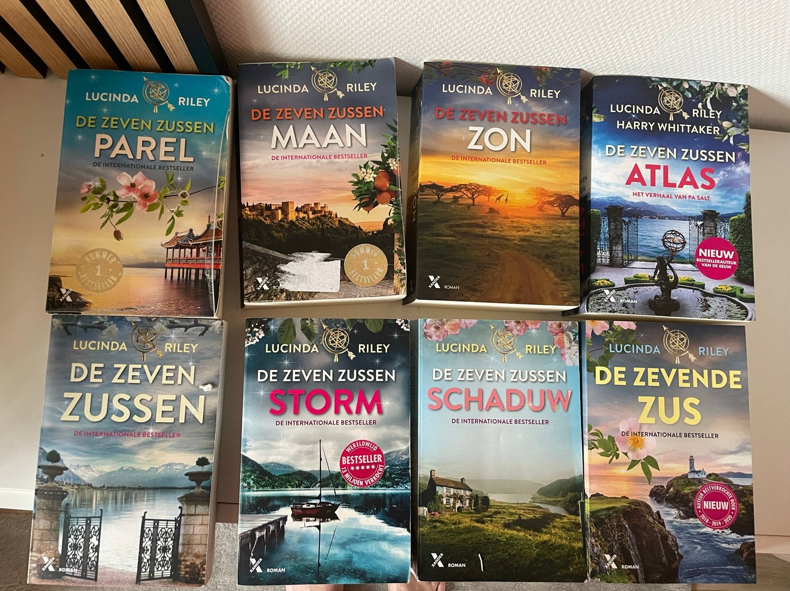 De Zeven Zussen serie - Lucinda Riley (8 boeken) compleet, Boeken, Ophalen of Verzenden, Gelezen, Nederland