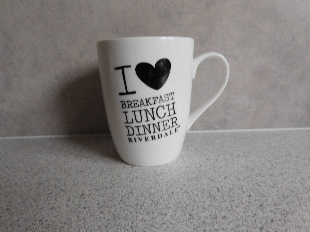 Mok 300 ml. Love Breakfast Lunch Dinner Riverdale Collection, Ophalen of Verzenden, Zo goed als nieuw, Overige stijlen, Kop(pen) en/of Schotel(s)