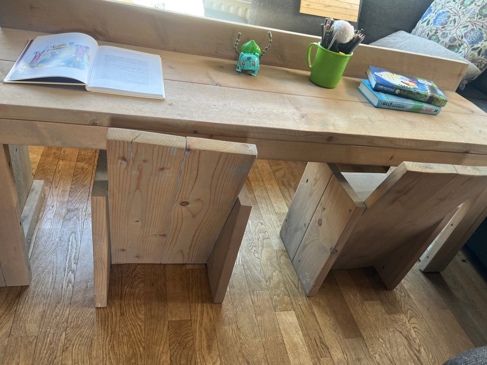 Steigerhouten kinderbureau met 2 stoelen, Ophalen, Gebruikt, Tafel(s) en Stoel(en)