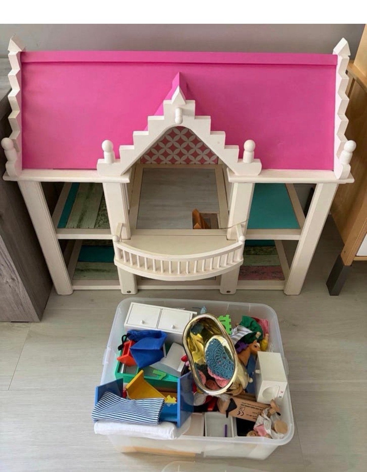 Groot poppenhuis met veel accessoires en poppen, Ophalen, Gebruikt, Poppenhuis