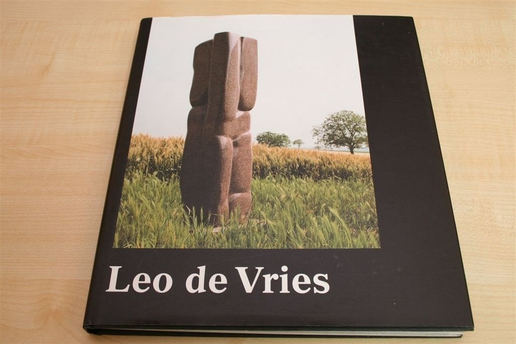 Leo de Vries, Beelden — Overzicht van zijn Werk [1998], Boeken, Ophalen of Verzenden, Zo goed als nieuw, Beeldhouwkunst