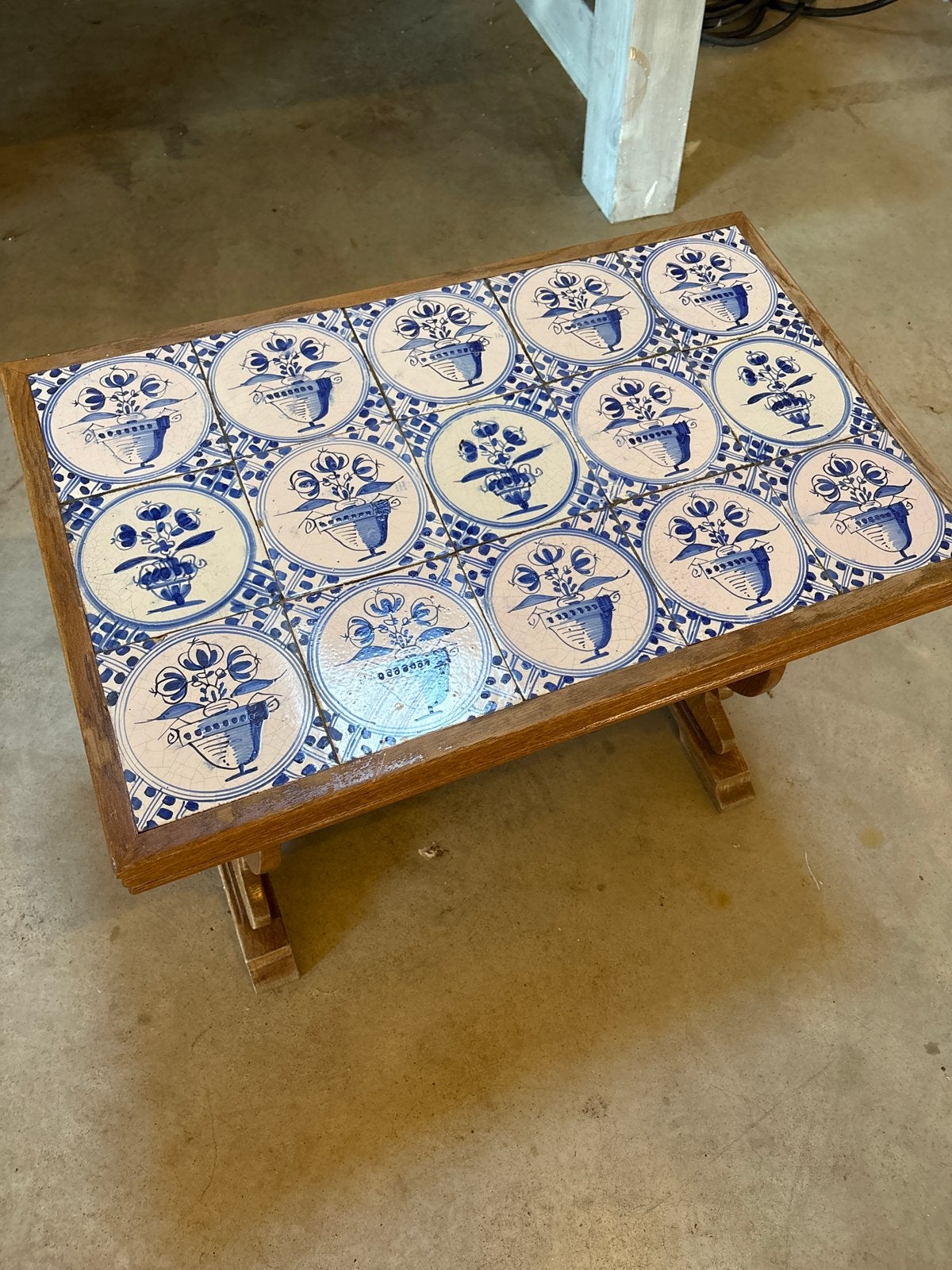 Antieke bijzettafel met Delfts blauwe tegels, Antiek en Kunst, Ophalen
