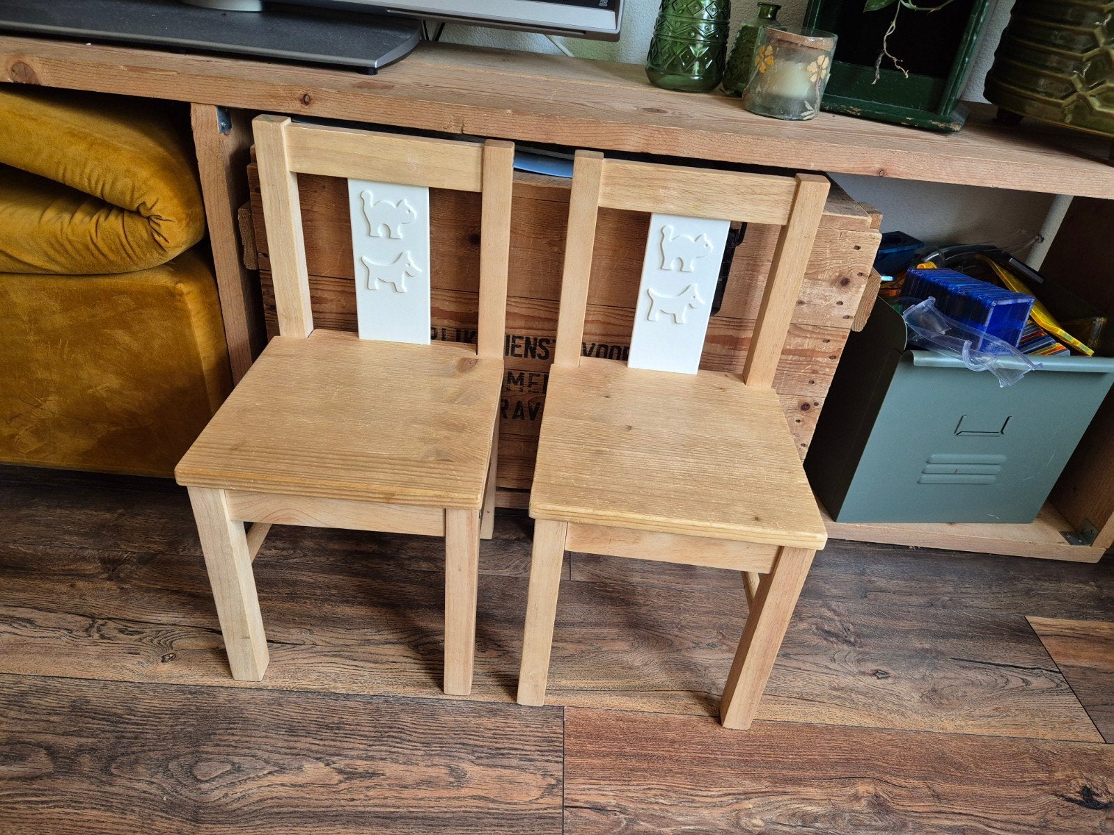 Twee houten kinderstoeltjes met dierenfiguren, Kinderen en Baby's, Kinderkamer | Tafels en Stoelen, Ophalen of Verzenden