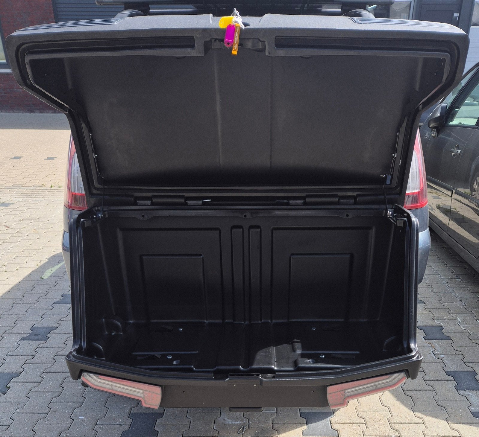 In goede staat GROOTSTE Towbox V3 zwarte trekhaakbox, Ophalen of Verzenden, Zo goed als nieuw