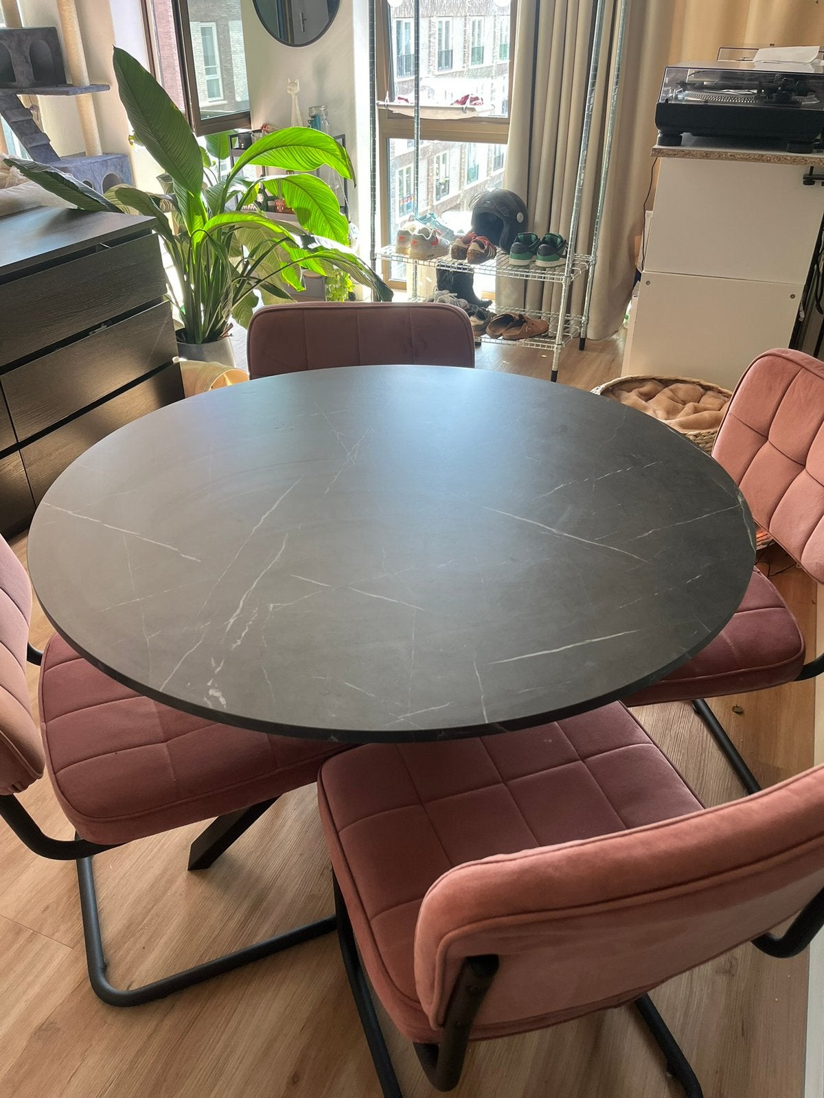 Ronde zwarte eettafel 4 pers van IKEA, Huis en Inrichting, Tafels | Eettafels, Ophalen, Zo goed als nieuw, Rond, 100 tot 150 cm