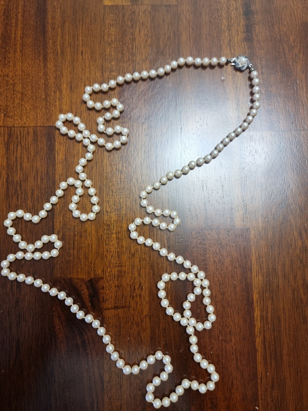 Elegante parelketting met zilveren sluiting, Gebruikt, Wit, Ophalen of Verzenden, Met edelsteen