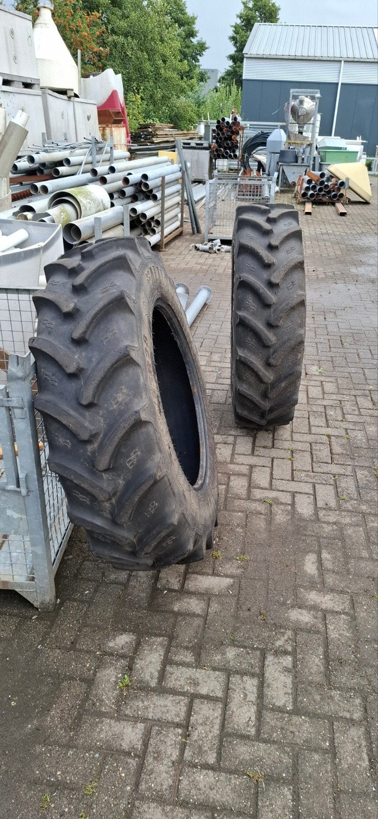trekkerband 2 stuks beschikbaar, Zakelijke goederen, Agrarisch | Onderdelen | Banden, Velgen en Assen, Ophalen
