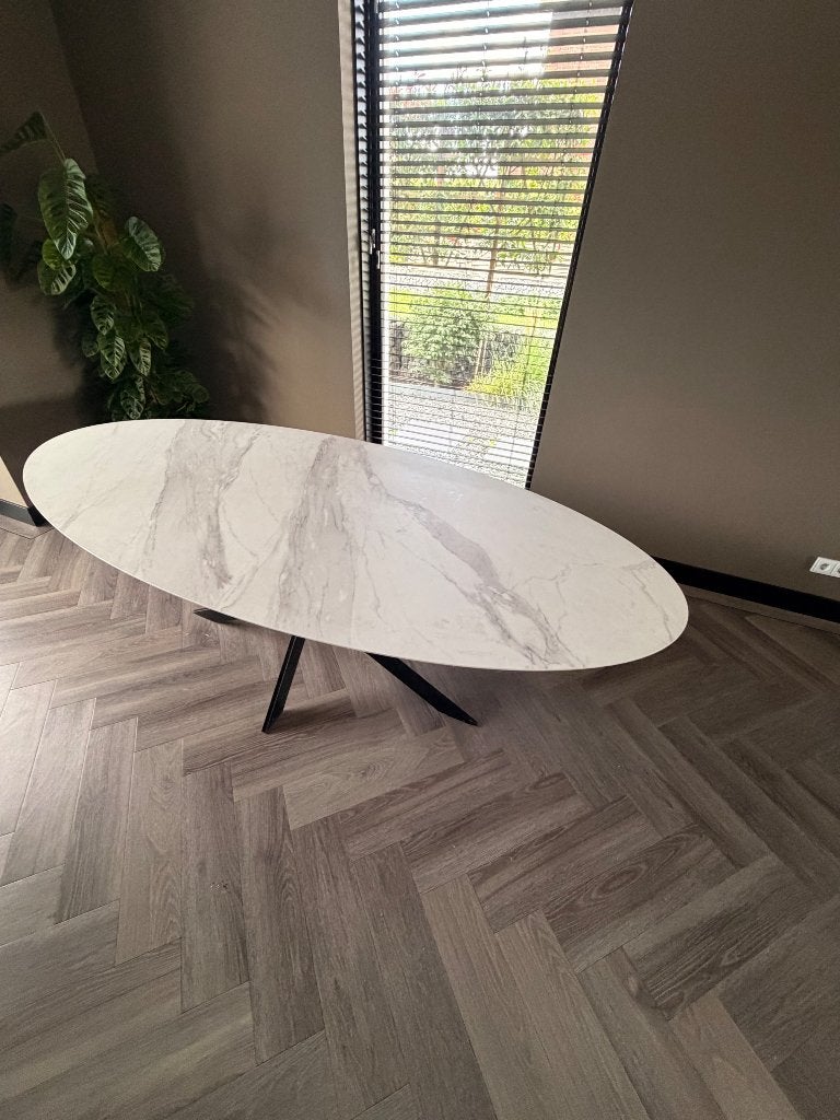 Ovale eettafel met keramisch blad – 240 x 110 cm