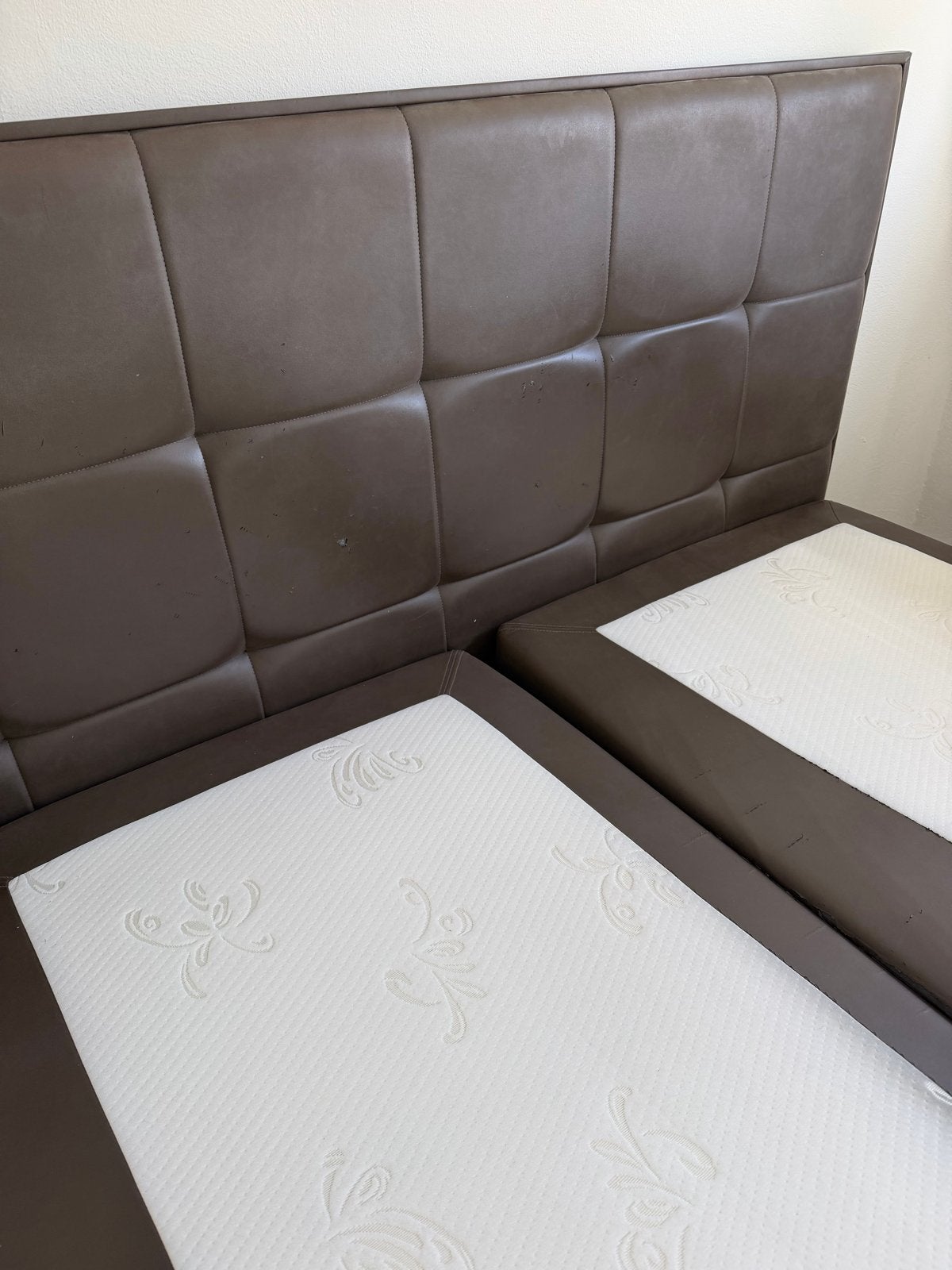 Tweepersoonsbed met hoofdbord en matrassen, Huis en Inrichting, Ophalen, Overige materialen, Gebruikt, Bruin