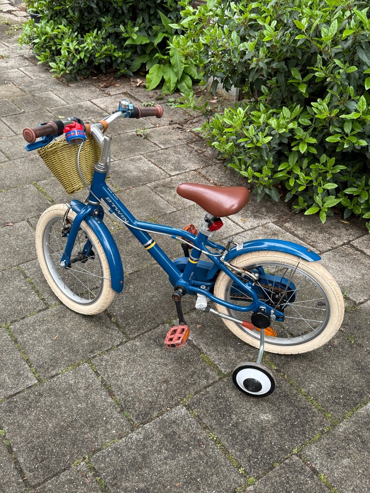 Btwin kinderfiets 16 inch met zijwieltjes en mandje, Fietsen en Brommers, Fietsen | Kinderfietsjes, Ophalen, Zijwieltjes, Velgrem