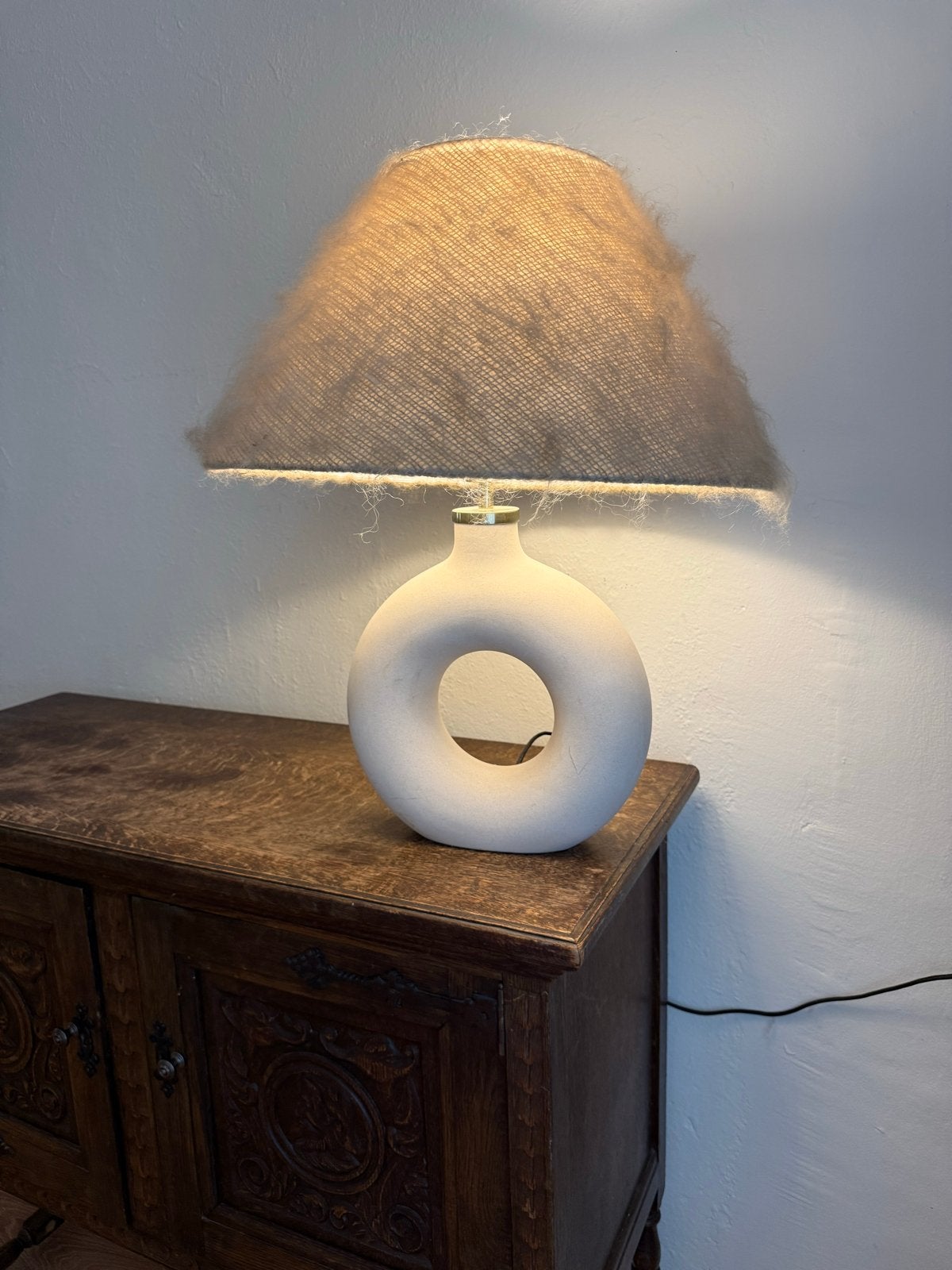 Moderne tafellamp met uniek design en stoffen kap, Ophalen, Textiel, Wit, Met kap